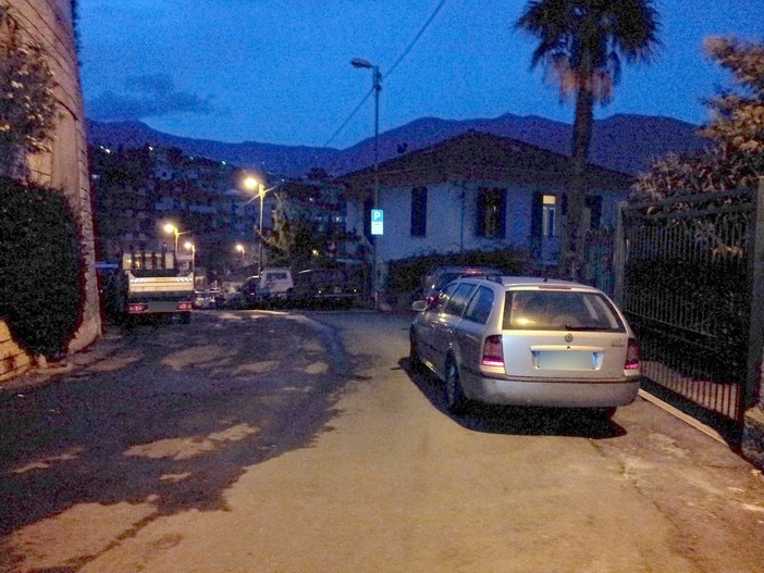 Sanremo: macchine in zona pericolosa in via Capinera, la mail e le foto di un nostro lettore