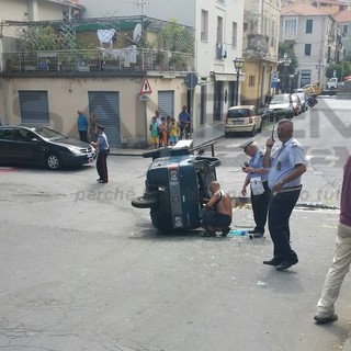 Taggia: Apecar si ribalta sulla Provinciale, conducente lievemente ferito ma mezzo distrutto