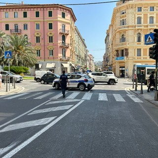 Sanremo: scontro tra auto e moto in via Roma. Sessantenne trasportato al pronto soccorso