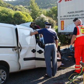 Imperia: tamponamento tra due Tir sull'autostrada, fortunatamente senza feriti gravi