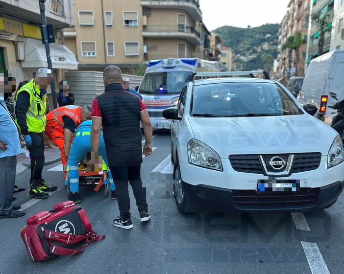 Vallecrosia: donna investita da un'auto sul passaggio pedonale di via Colonnello Aprosio, portata in ospedale (Foto)