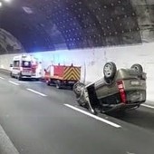 Incidente sulla A10 all'altezza di Terzorio: due feriti non gravi, un'auto capottata e 6 km di coda(Foto)