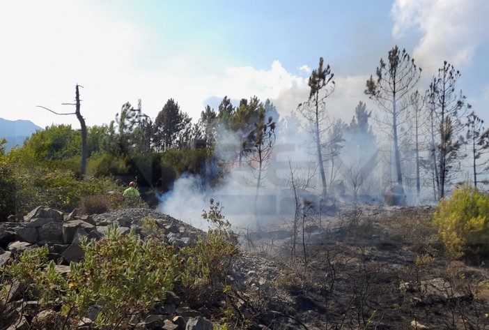 Pietrabruna: incendio sul monte Follia spento già ieri sera, nella notte un presidio di controllo
