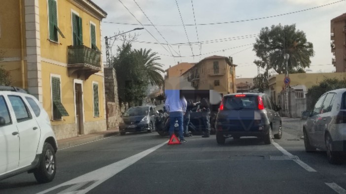 Ventimiglia: scontro auto-moto in corso Genova vicino all'Agip, centauro portato in ospedale (Foto)