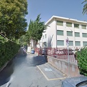 Bordighera: baccano e atti vandalici al campetto della scuola di via Pelloux, la protesta dei residenti