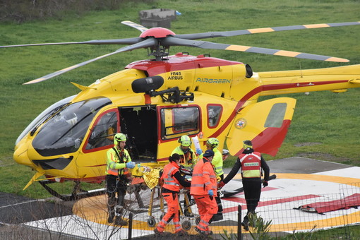Motociclista finisce in un dirupo mentre percorre la 'Via del Sale': in elicottero all'ospedale in gravi condizioni