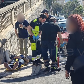 Sanremo: auto gli taglia la strada e finisce a terra, 53enne trasportato all'ospedale (Foto)