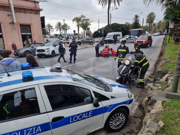 Sanremo: svolta in direzione vietata e centra uno scooter, pronto intervento della Croce Rossa (Foto)