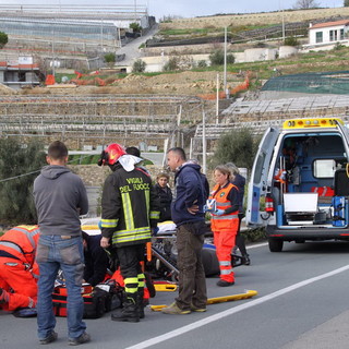 Sanremo: incidente stradale in via Val D'Olivi poco sotto Poggio, 30enne portato al 'Santa Corona' in elicottero (Foto e Video)