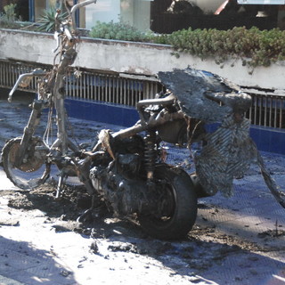 Sanremo: scooter a fuoco stamattina in strada Rocca, scatta anche l'allarme all'interno del parcheggio