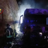 Sanremo: Tir a fuoco nella notte sulla A10 Genova-Ventimiglia, autostrada riaperta al traffico stamattina alle 7 (Foto)