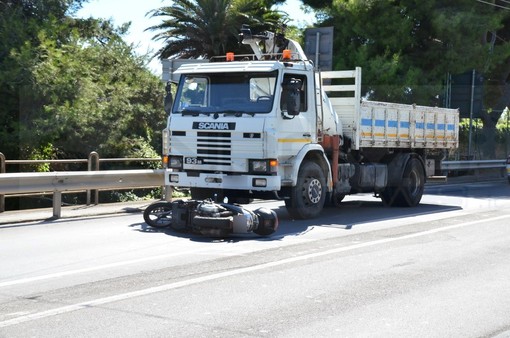 Sanremo: incidente sull'Aurelia a Bussana, ragazza su uno scooter si scontra con un'auto