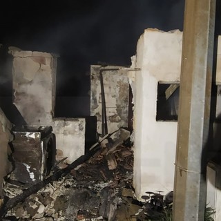 Bajardo: incendio di stanotte in una villetta, il Comune ha messo un appartamento a disposizione della famiglia (Foto e Video)