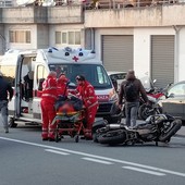 Sanremo: cade con la moto in via San Francesco, 57enne trasportato in ospedale (Foto)