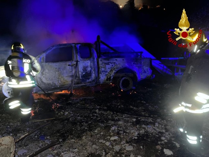 Sanremo: incendio di sterpaglie si propaga ad un'auto a Coldirodi, intervento dei Vigili del Fuoco (Foto)