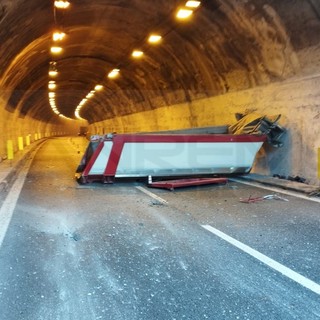 Bilico perde il carico sulla A10 tra Imperia e Taggia: riaperta l'autostrada e traffico ripreso