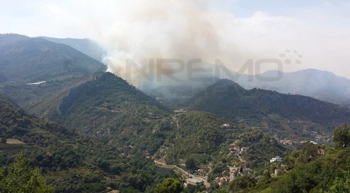 Ventimiglia: è ripreso in nottata l'incendio di Villatella, questa mattina tornano anche i mezzi aerei