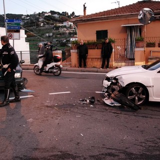 Sanremo: incidente all'incrocio tra via Borea e via Pascoli, danni a due auto ma nessun ferito