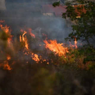 Sanremo: spento e bonificato nella notte l'incendio di ieri, i Carabinieri indagano sul responsabile (Foto e Video)