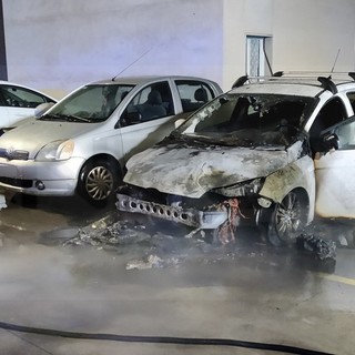 Sanremo: auto a fuoco ieri sera in via Galileo Galilei, il mezzo è del segretario della Cgil Fulvio Fellegara (Foto)