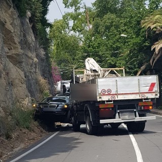 Bordighera: spettacolare incidente al Giunchetto, auto tedesca rimane schiacciata contro il muro (Foto e Video)