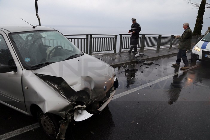 Sanremo: perde il controllo del mezzo per l'asfalto viscido, donna di 50 anni ferita lievemente a Capo Nero