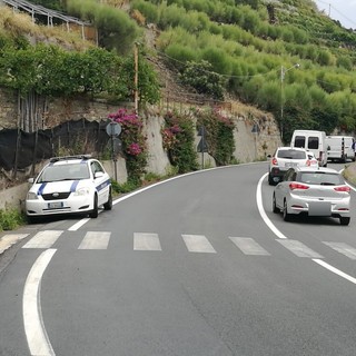 Ventimiglia: scivola con lo scooter in corso Toscanini e finisce contro un'auto, centauro portato in elicottero a Genova (Foto)