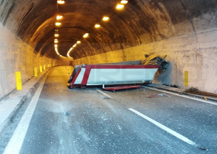 Camion perde il carico sulla A10 tra Imperia Ovest e Taggia: autostrada chiusa e auto sull'Aurelia (Foto)