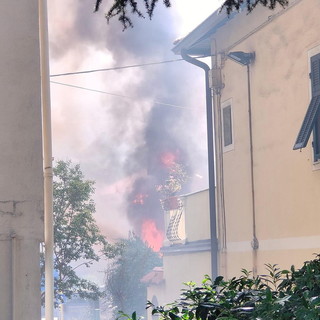 Camporosso: incendio di sterpaglie vicino alle case, intervento dei residenti e dei Vigili del Fuoco