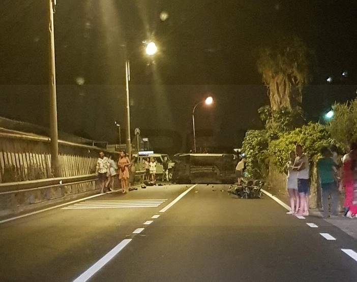 È ricoverato in gravi condizioni ed in prognosi riservata il 16enne ferito stanotte nell'incidente di Riva Ligure (Foto)