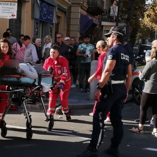 Sanremo: scontro tra auto e moto a rondò Garibaldi, giovane trasportata in ospedale e traffico in tilt (Foto)