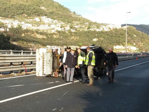 Ventimiglia: è morto il conducente 63enne del mezzo della Dock's Lanterna ribaltatosi questa mattina sulla Statale 20