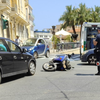 Sanremo: scontro auto-scooter di fronte alle poste, 45enne portato in ospedale (Foto)