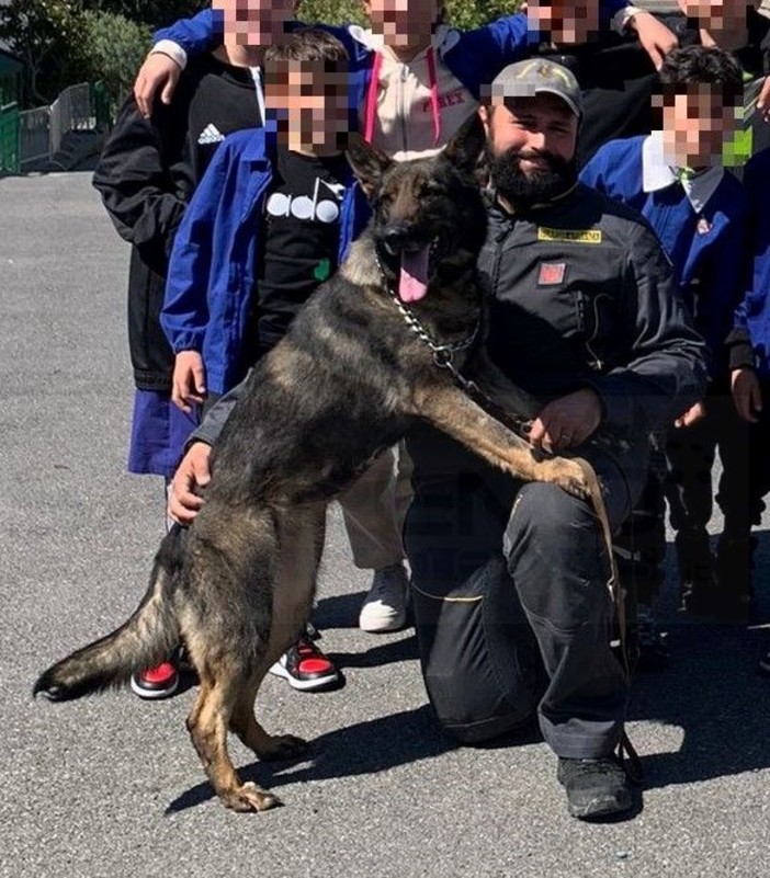 Ospedaletti: 'lezione' della Guardia di Finanza e dell'unità cinofila agli studenti della 'De Amicis' (Foto)