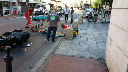 Ventimiglia: scontro scooter-furgone di fronte alla chiesa di Sant'Agostino, centauro lievemente ferito