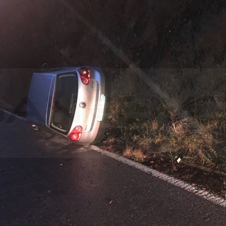 Valle Argentina: finisce fuori strada per il fondo viscido e rimane in bilico su un fianco (Foto)