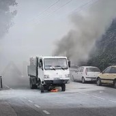 Ventimiglia, camion prende fuoco in corso Genova: intervento dei vigili del fuoco (Foto e Video)