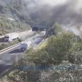 Sanremo: incendio di un'auto nella zona di Collette Beulle, alta colonna di fumo ma nessun ferito (Video)