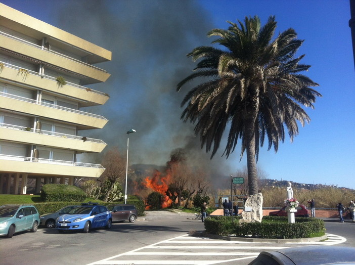 Incendio lungo il Nervia tra Camporosso e Ventimiglia: vigili del fuoco in azione