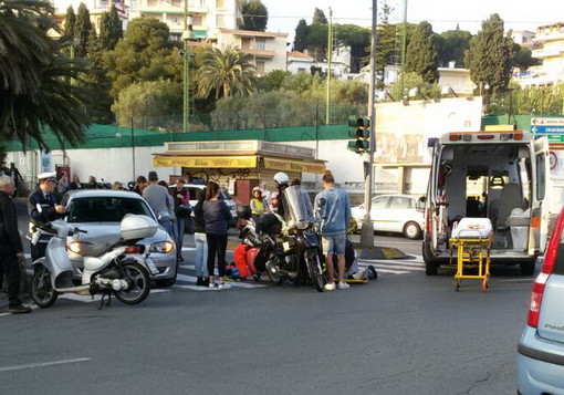 Sanremo: lieve incidente in fondo a via Padre Semeria, centauro leggermente ferito (Foto)