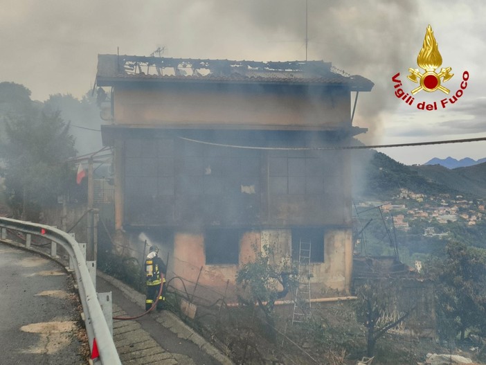 Ventimiglia: abitazione a fuoco ieri sera in via Due Camini, bonifica dell'incendio in corso e due intossicati (Foto)