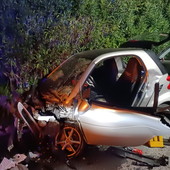 Ospedaletti: scontro tra due auto stanotte sull'Aurelia, mezzi distrutti e due persone in ospedale (Foto)