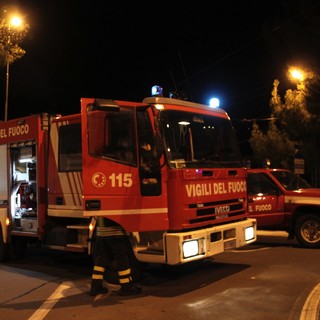 Imperia: incendio in un appartamento alla periferia di Oneglia, intervento di Polizia e Vigili del Fuoco nella notte