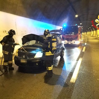 Sanremo: auto in fiamme in una galleria dell'Aurelia Bis, intervento dei Vigili del Fuoco (Foto)