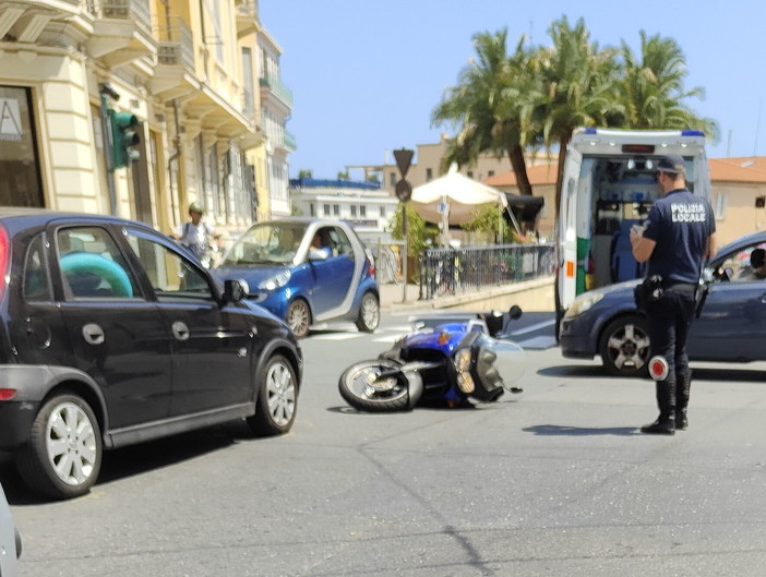 Sanremo: scontro auto-scooter di fronte alle poste, 45enne portato in ospedale (Foto)