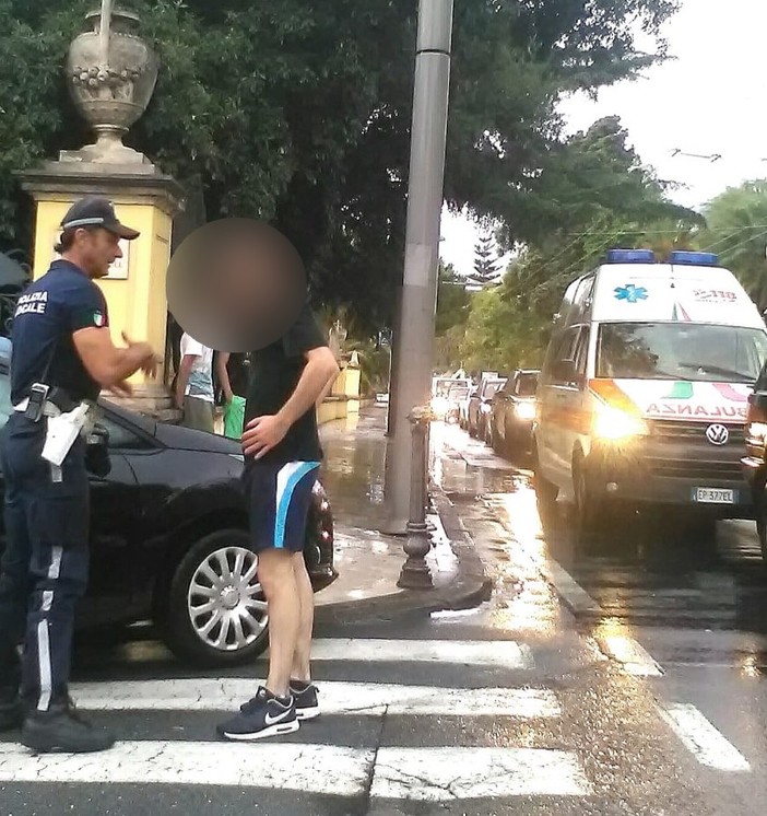 Sanremo: scontro auto-moto in corso Cavallotti, centauro lievemente ferito ed intervento della Municipale (Foto)