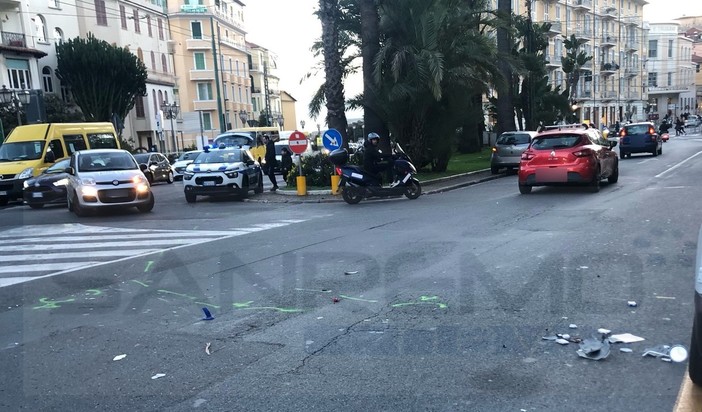 Sanremo: scontro tra due scooter in corso Orazio Raimondo, 20enne trasportato in ospedale (Foto)