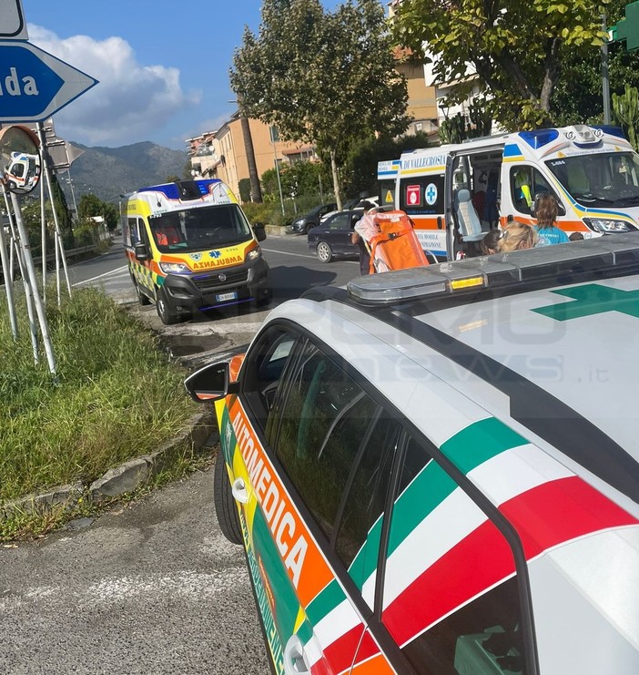Ventimiglia: con lo scooter contro un furgone a Roverino, marito e moglie portati in ospedale (Foto)