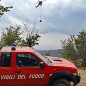 Vasto incendio boschivo nell'entroterra, in azione uomini a terra, due elicotteri ed un Canadair (Foto)