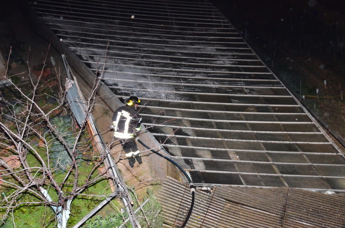 Badalucco: incendio ad una serra in località Regianco nella serata di ieri, rogo spento dai Vigili del Fuoco